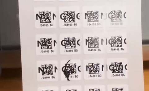 批量SMT高溫標(biāo)簽序列號(hào)打印與缺陷檢測一體化系統(tǒng)